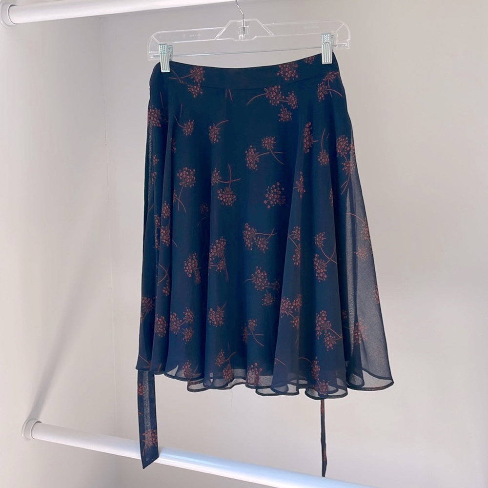 NWT Ann Taylor 4P Navy with Red Floral Design Flowy A-Line Chiffon Skirt